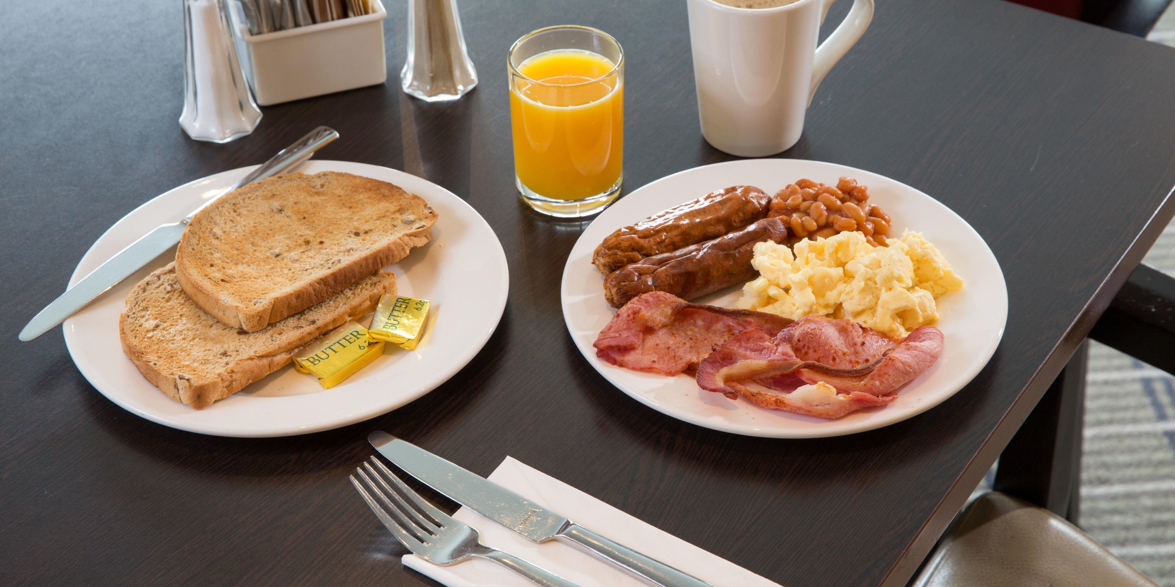 Café da manhã completo grátis todos os dias