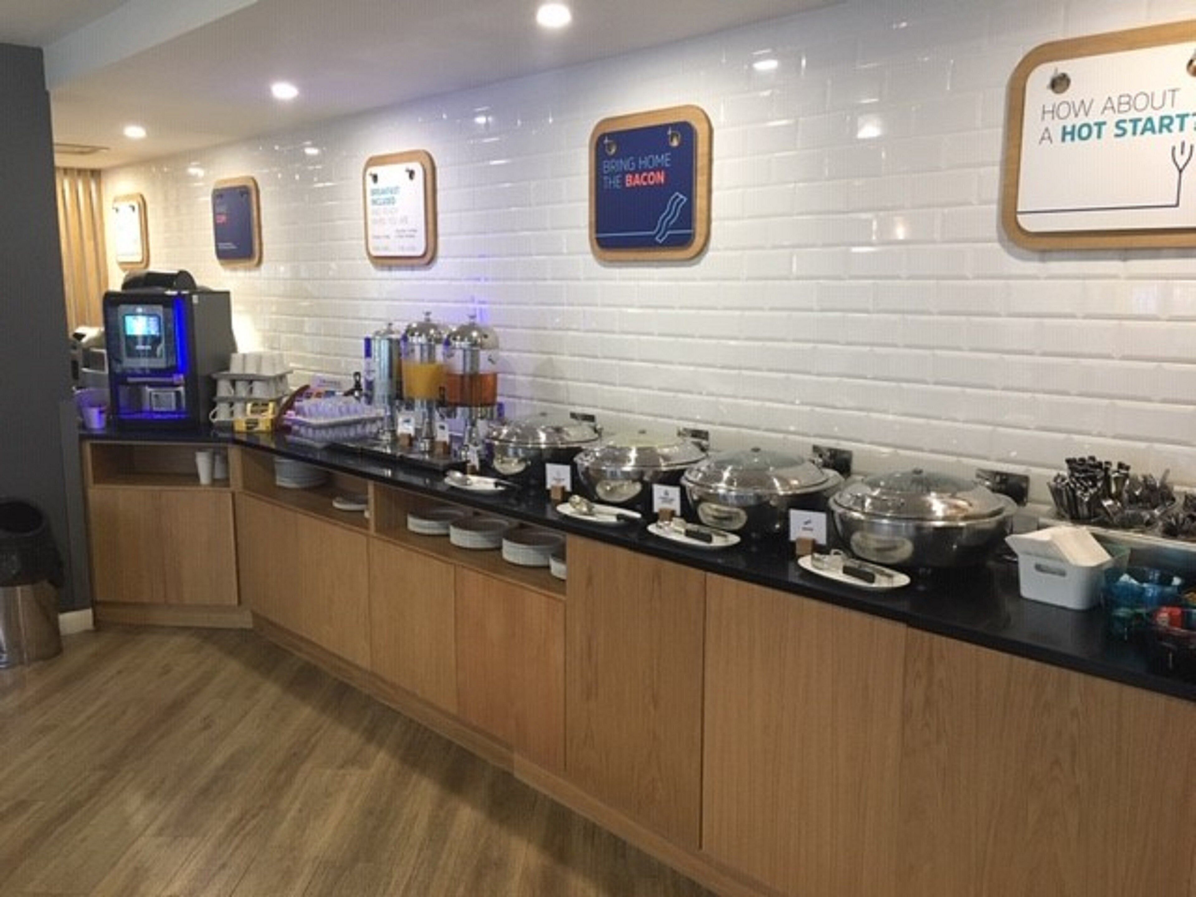 Un espace buffet proposant une variété de plats et une machine à café.