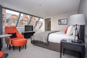 Junior suite, 1 kingsize bed, niet-roken | 1 slaapkamer, hypoallergeen beddengoed, een kluis op de kamer