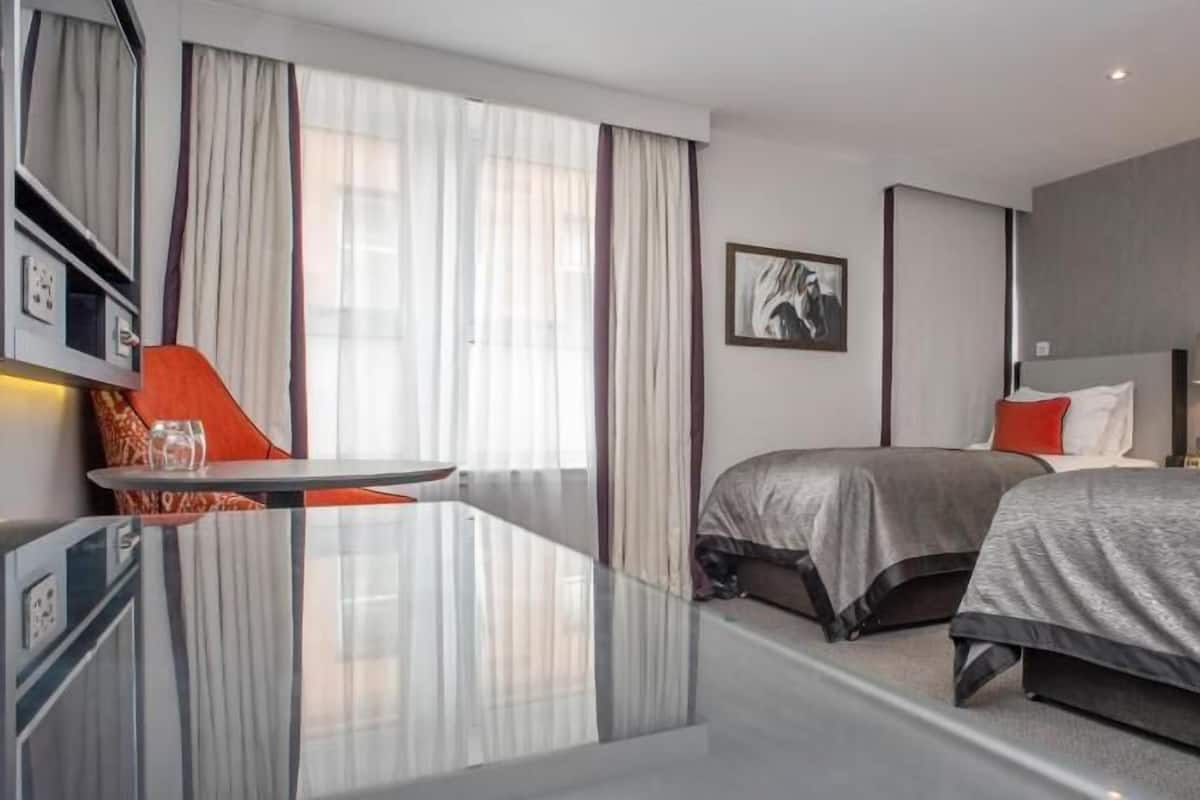 1 Schlafzimmer, Allergikerbettwaren, Zimmersafe, individuell dekoriert