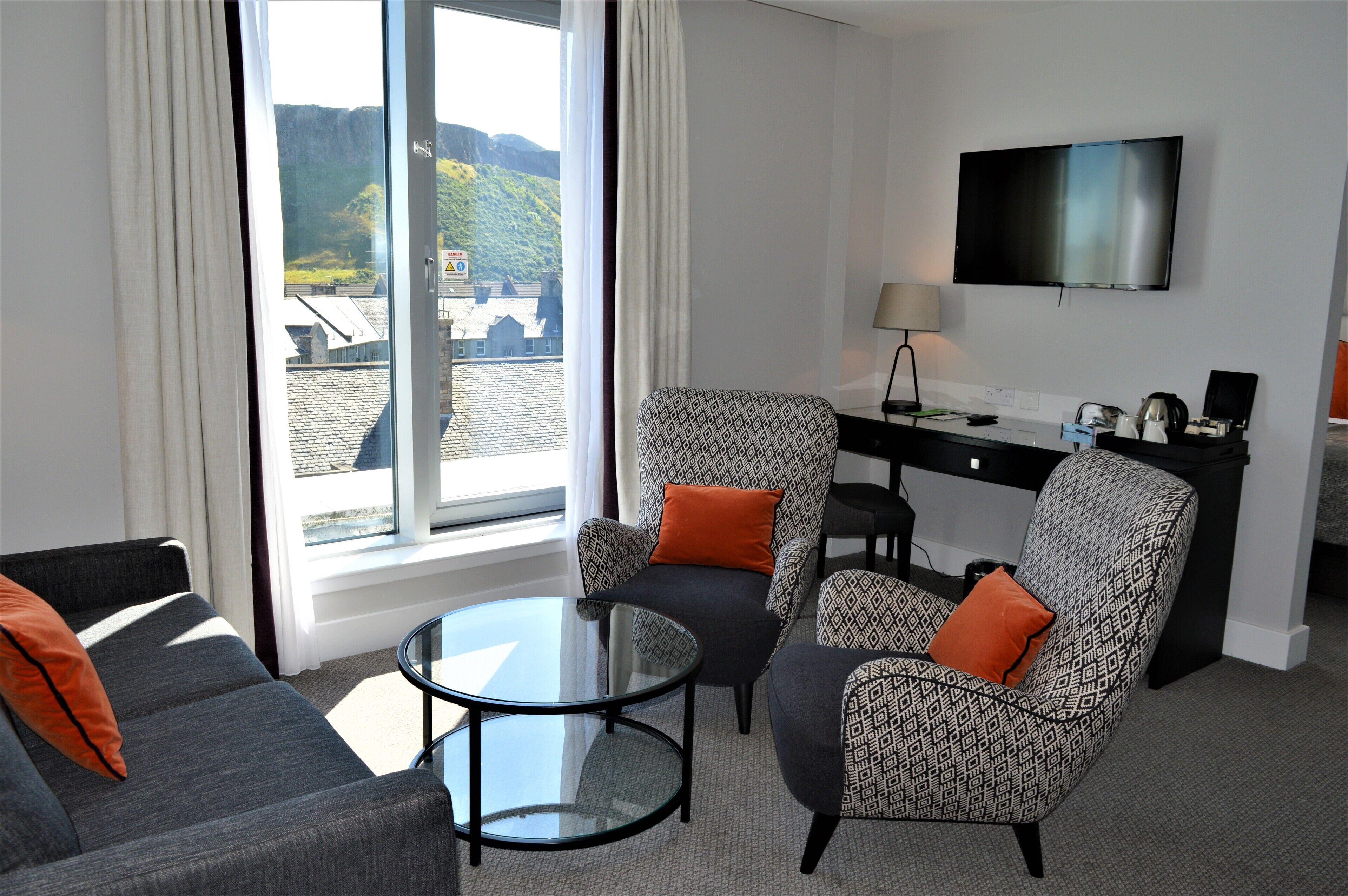 Suite – junior, 1 kingsize-seng, ikke-røyk | 1 soverom, allergitestet sengetøy og safe på rommet