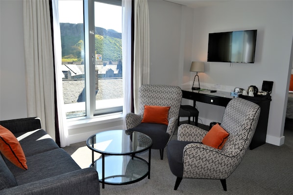 Junior Suite, 1 King Bed, Non Smoking | 1 bedroom, hypo-allergenic bedding, in-room safe, individually decorated - Ten Hill Place (Edinburgh)