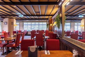 Déjeuner, dîner et souper servis sur place