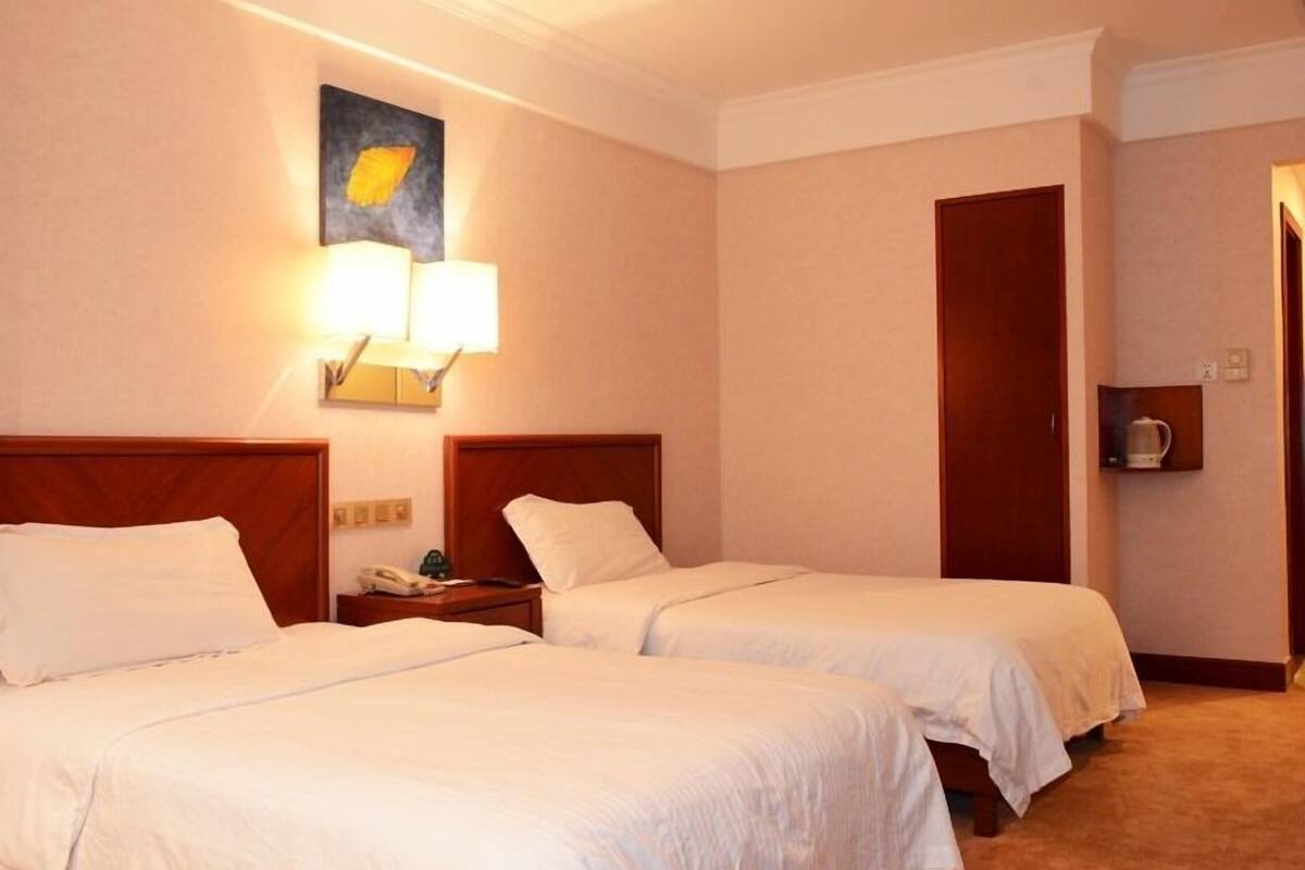 Habitación superior con 2 camas individuales | Caja fuerte, wifi gratis, ropa de cama