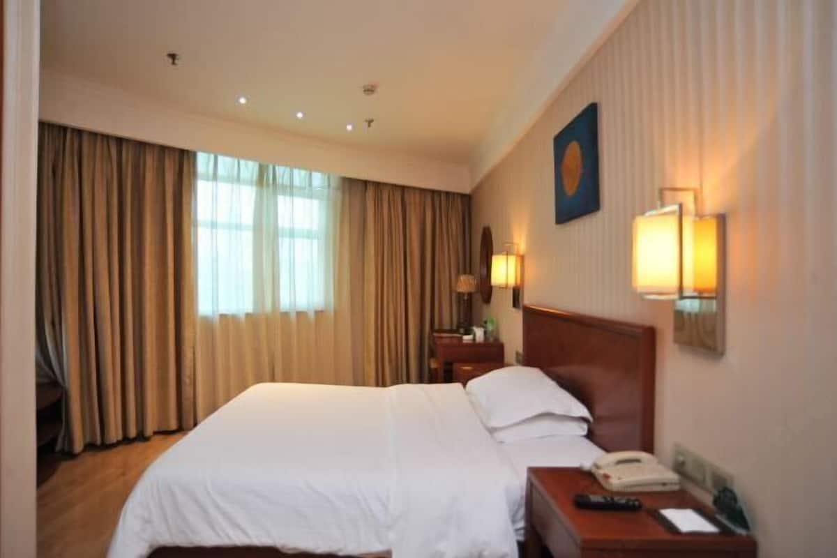 1 bedroom, in-room safe, free WiFi, bed sheets