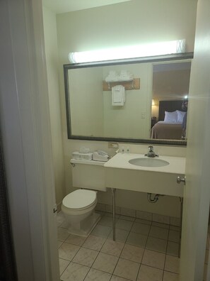 Shower, hair dryer, towels - Budget Inn Farmington (Farmington)