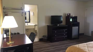 Iron/ironing board, free WiFi, bed sheets