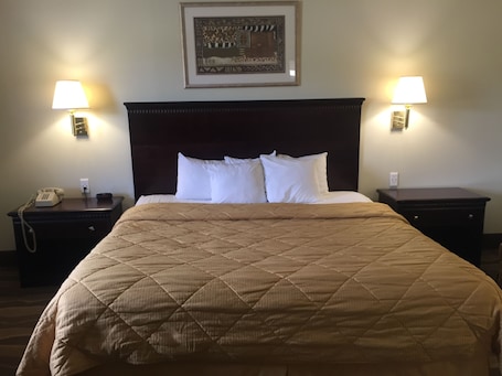 Tabla de planchar con plancha, wifi gratis y ropa de cama