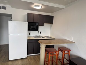 Kind Bed Studio with Kitchenette | 1 King Bed | Cocina privada | Refrigerador, microondas y parrilla de estufa 