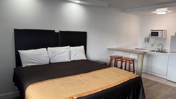 Kind Bed Studio with Kitchenette | 1 King Bed | Desk, free WiFi