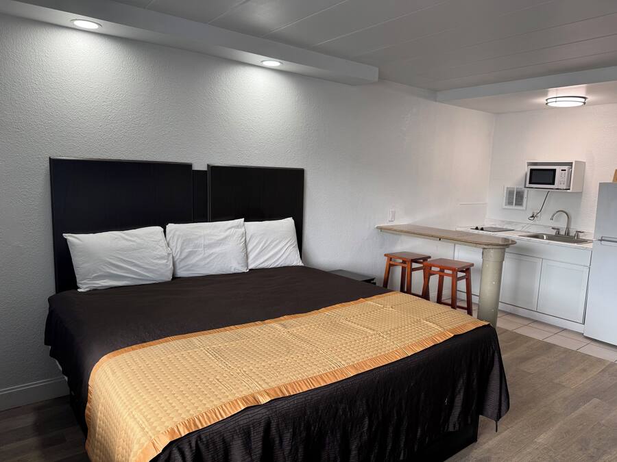 Eenvoudige studio | Een bureau, gratis wifi