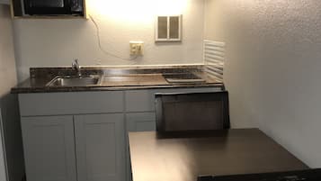 Two Room Suite with Kitchenette | 1 King & 1 Double Bed | Cozinha privada | Geladeira, micro-ondas, cooktop