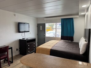 Kind Bed Studio with Kitchenette | 1 King Bed | Skrivebord og wi-fi (inkludert)