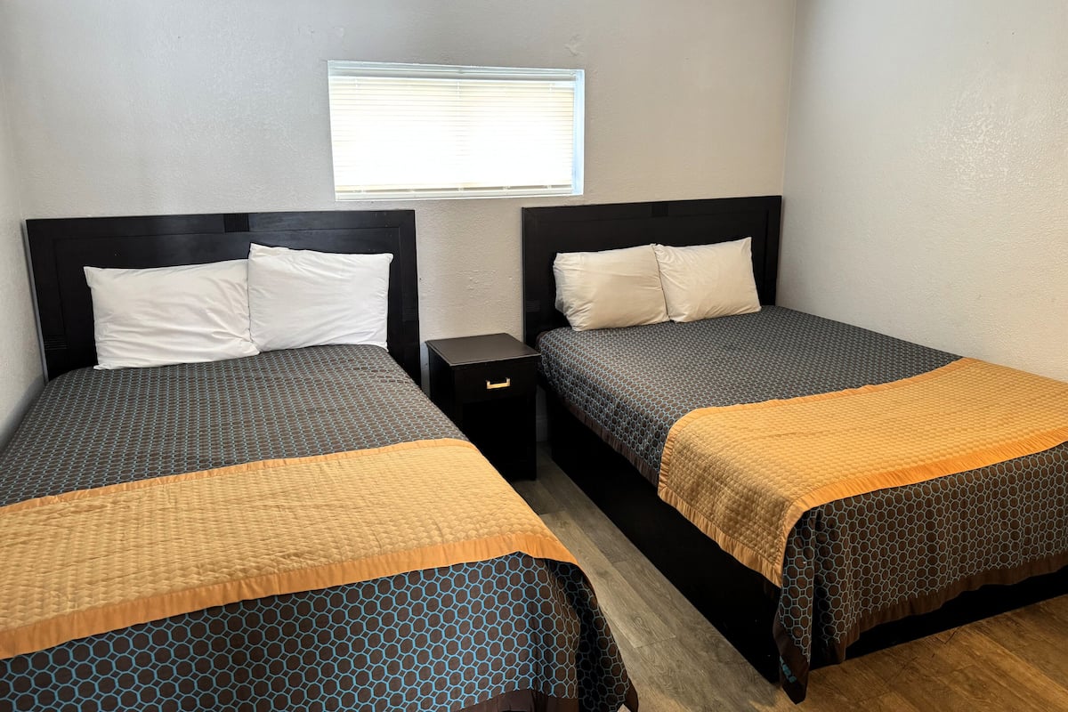 Two Room Suite with Kitchenette | 3 Double Beds | 1 chambre, bureau, Wi-Fi gratuit