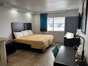 Kind Bed Studio with Kitchenette | 1 King Bed | Skrivebord og wi-fi (inkludert)