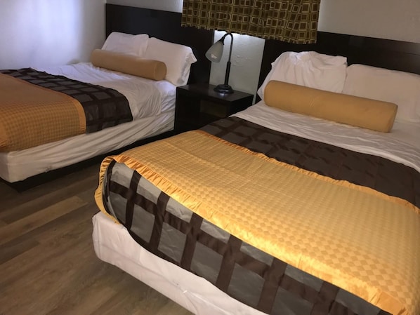 Two Room Suite with Kitchenette | 3 Double Beds | 1 habitación, escritorio y wifi gratis 