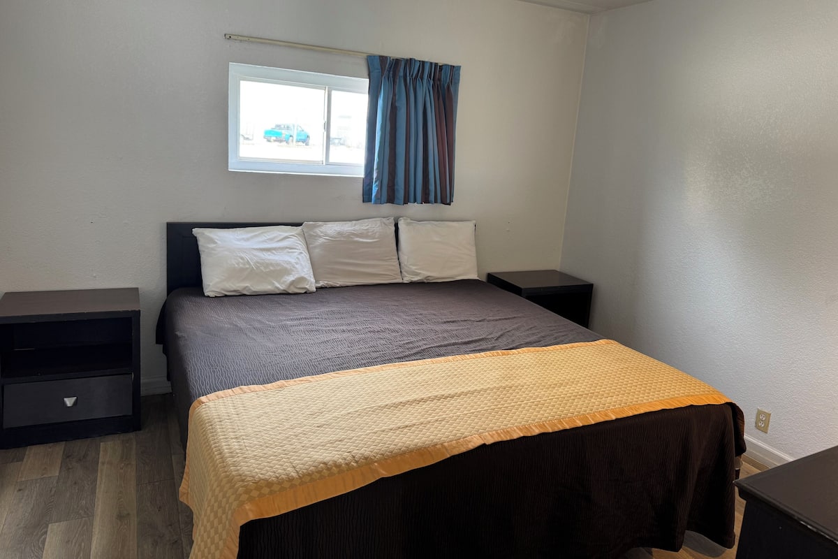Two Room Suite with Kitchenette | 1 King & 1 Double Bed | 1 chambre, bureau, Wi-Fi gratuit