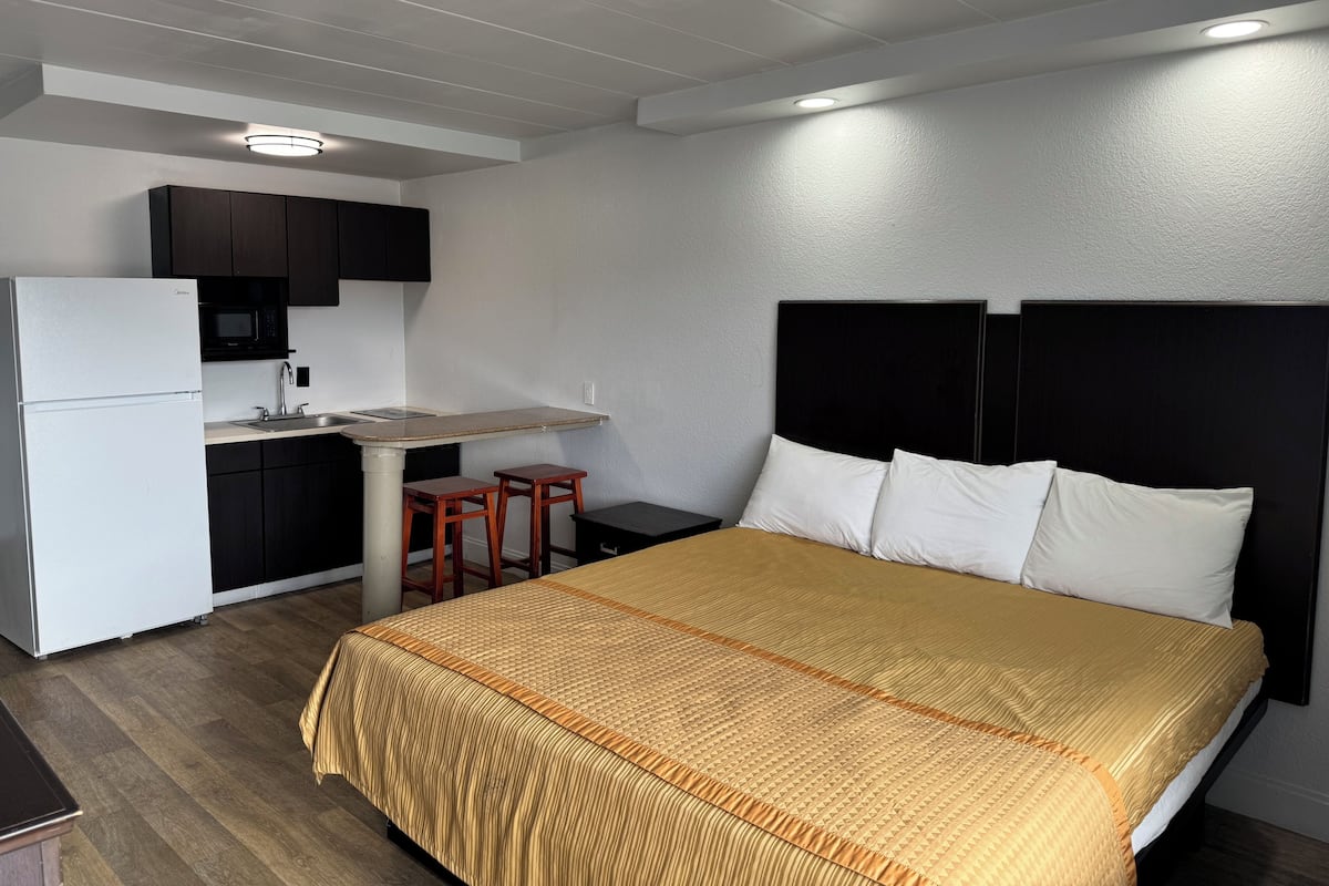 Kind Bed Studio with Kitchenette | 1 King Bed | 1 bedroom, desk, free WiFi