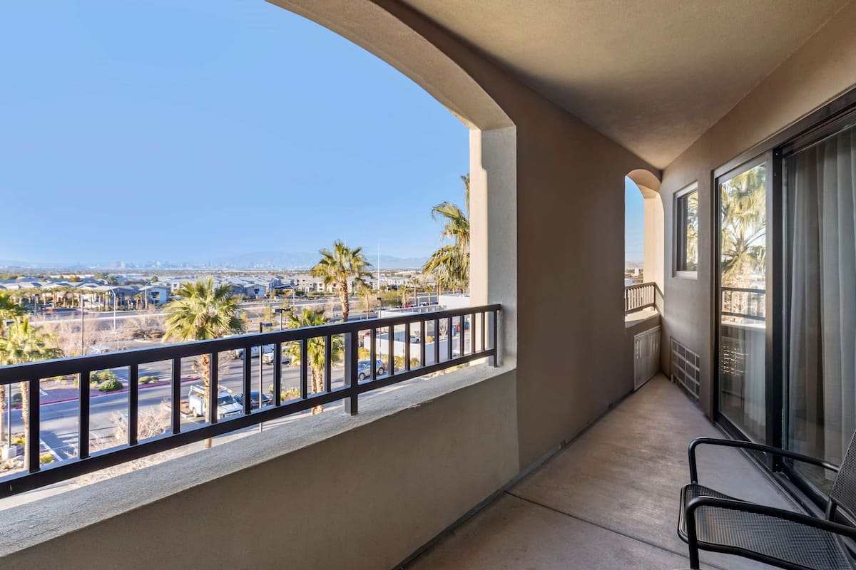 Hypo-allergenic bedding, pillowtop beds, desk, laptop workspace