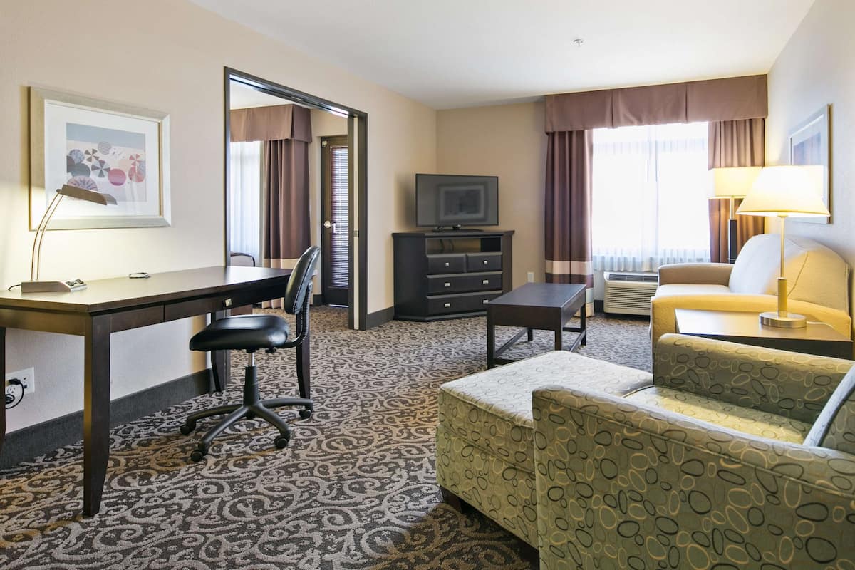Hypo-allergenic bedding, pillowtop beds, desk, laptop workspace