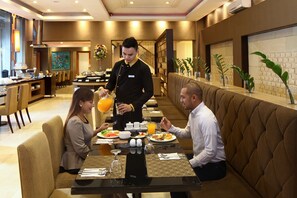 Breakfast, lunch and dinner served - City Garden Suites Manila (Manila)