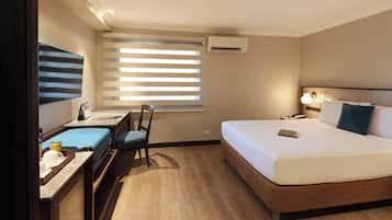 Deluxe Room (1 Bed) | Premium bedding, minibar, in-room safe, desk