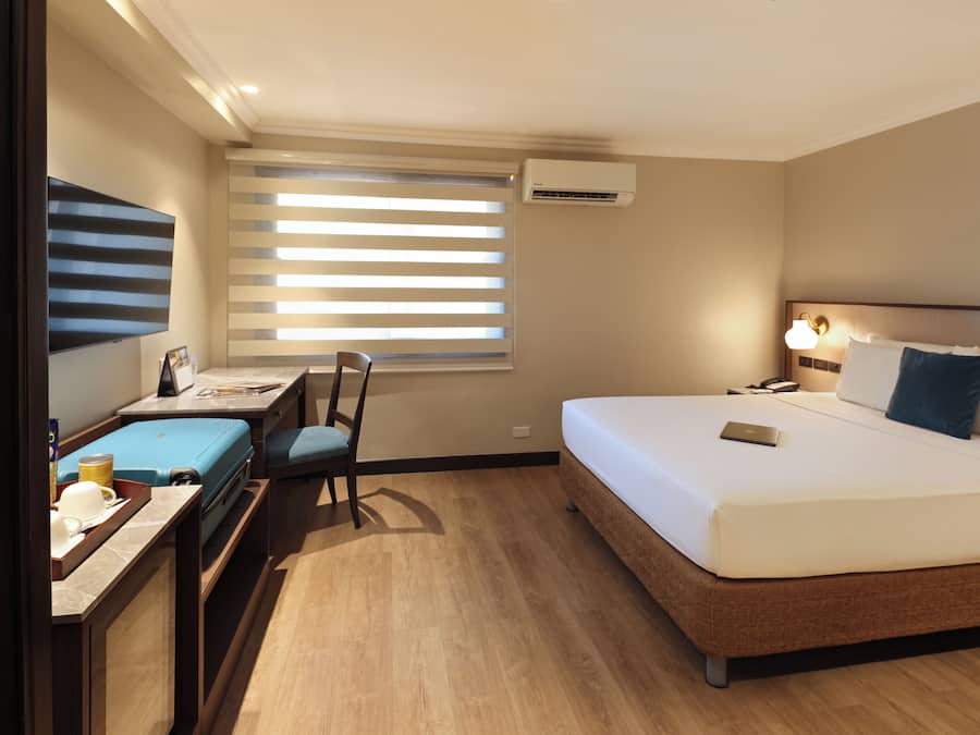 Deluxe Room (1 Bed) | Premium bedding, minibar, in-room safe, desk