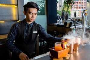 Poolside bar - City Garden Hotel Makati (Makati)