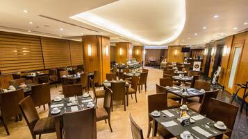 Desayuno buffet diario (PHP 650 por persona)