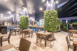 2 restaurants, breakfast served