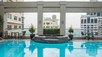 Hồ bơi ngoài trời, mở cửa từ 6:00 đến 23:00, ghế dài tắm nắng