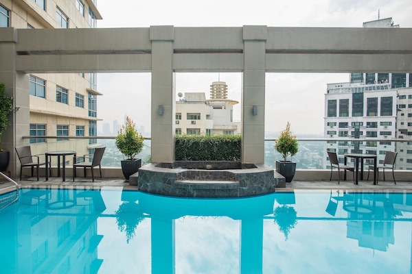 Açık yüzme havuzu, 6 ve 23 saatleri arasında açık, şezlonglar