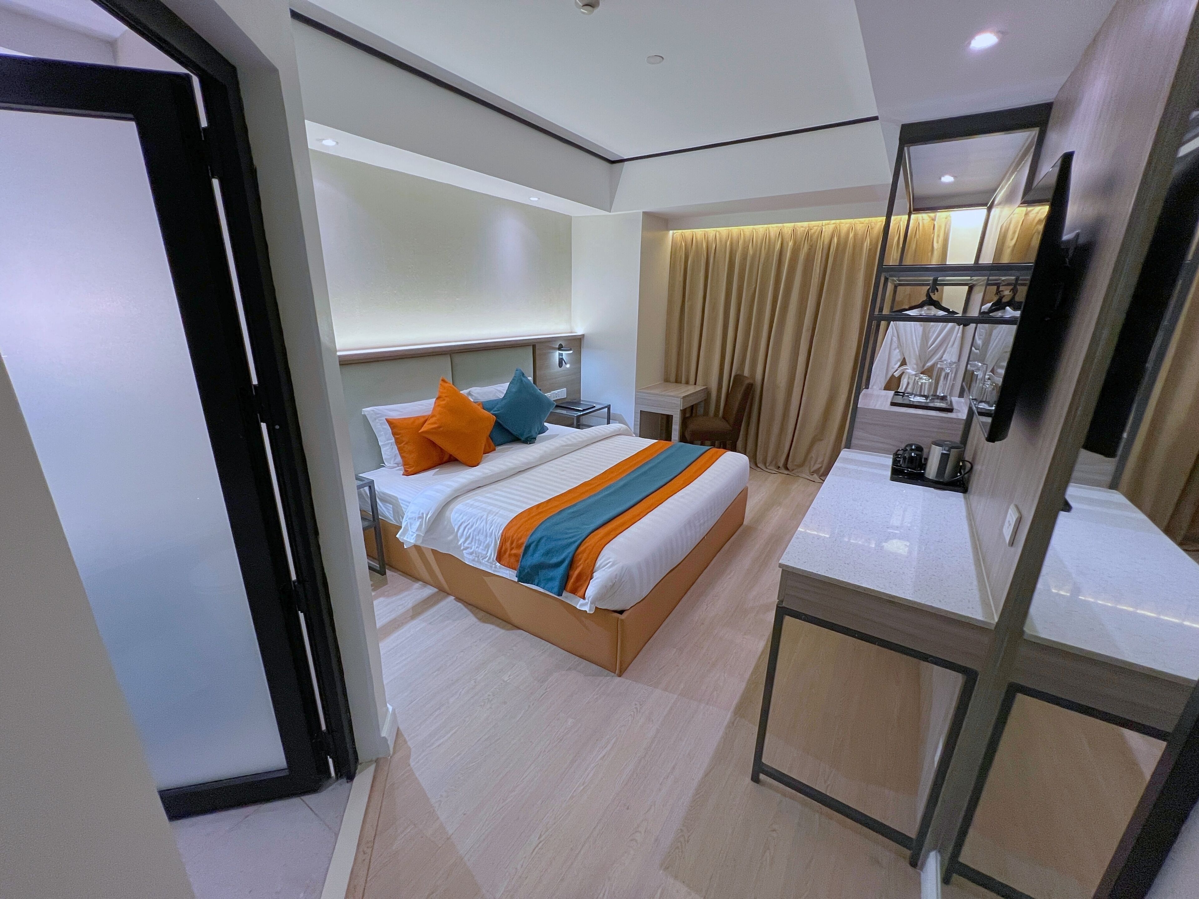 Modern No View Room | Caja fuerte, escritorio, cortinas opacas y tabla de planchar con plancha