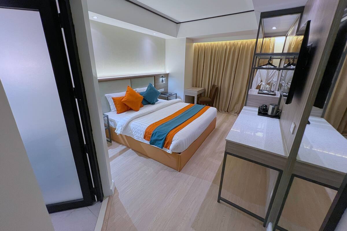 Modern No View Room | Caja fuerte, escritorio, cortinas opacas y tabla de planchar con plancha