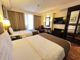 Executive Deluxe Twin Room | In-room safe, desk, blackout drapes, iron/ironing board