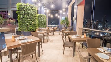 2 間餐廳,供應早餐