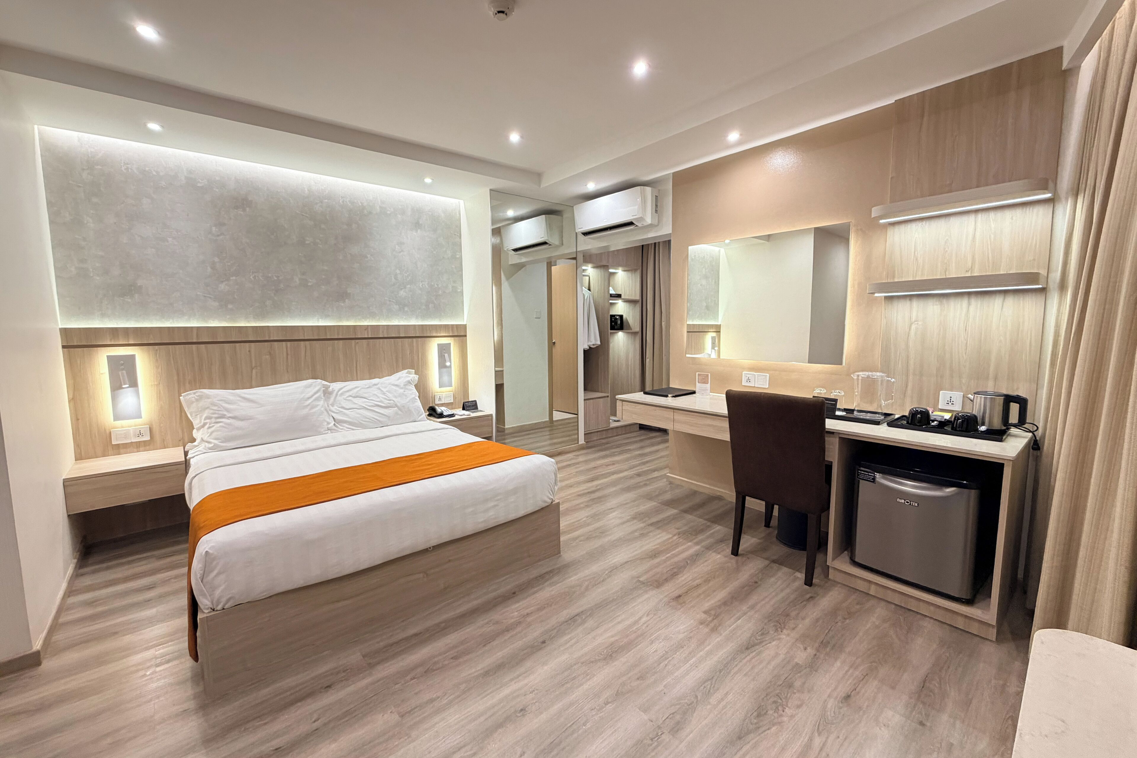 プレミア ダブルルーム クイーンベッド 1 台 | セーフティボックス (室内)、デスク、遮光カーテン、アイロン / アイロン台