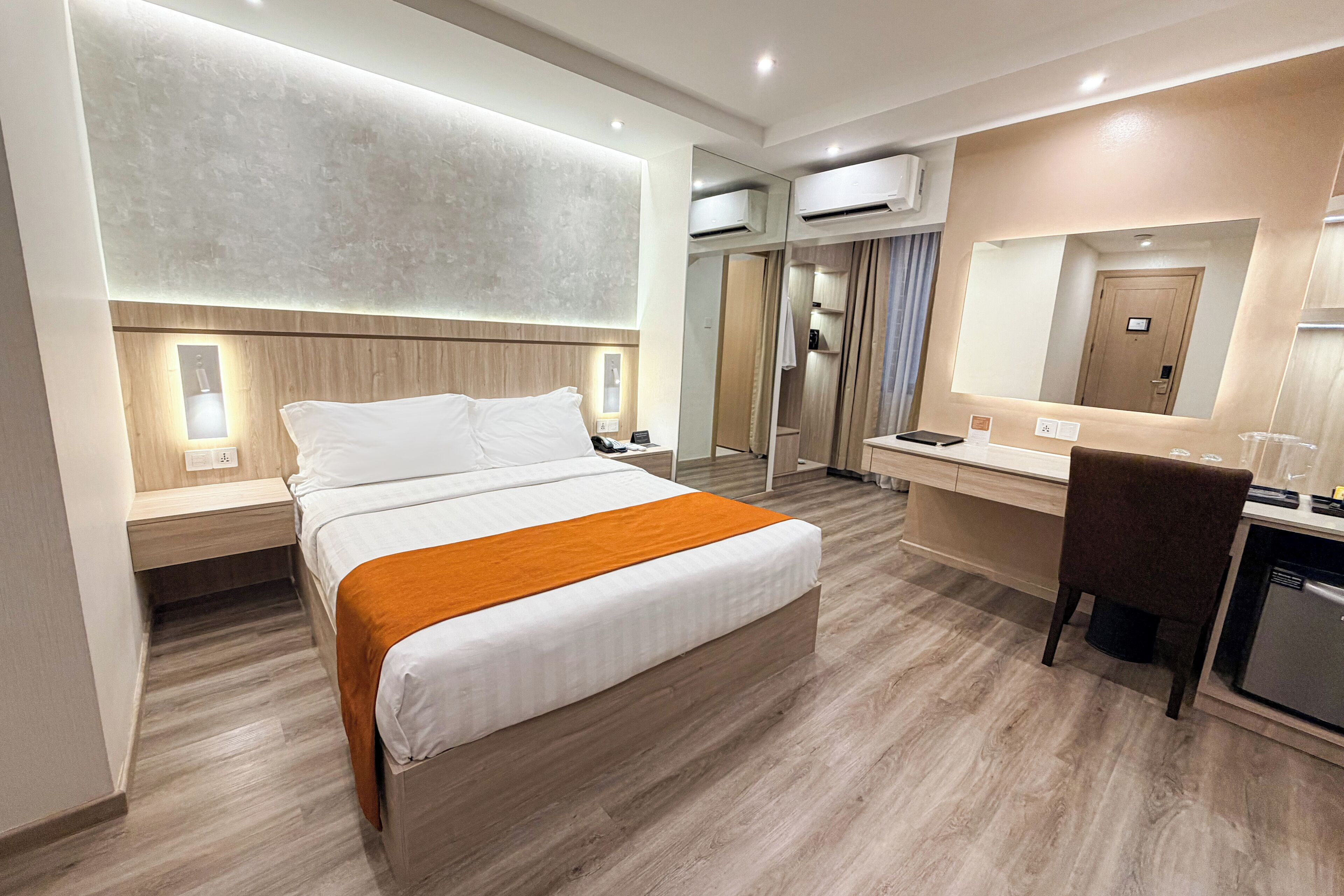 Premier tweepersoonskamer, 1 queensize bed | Een kluis op de kamer, een bureau, verduisterende gordijnen