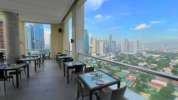 2 restaurants; breakfast, lunch, dinner and brunch served
