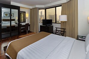 Executive Queen Room | In-room safe, desk, blackout drapes, iron/ironing board