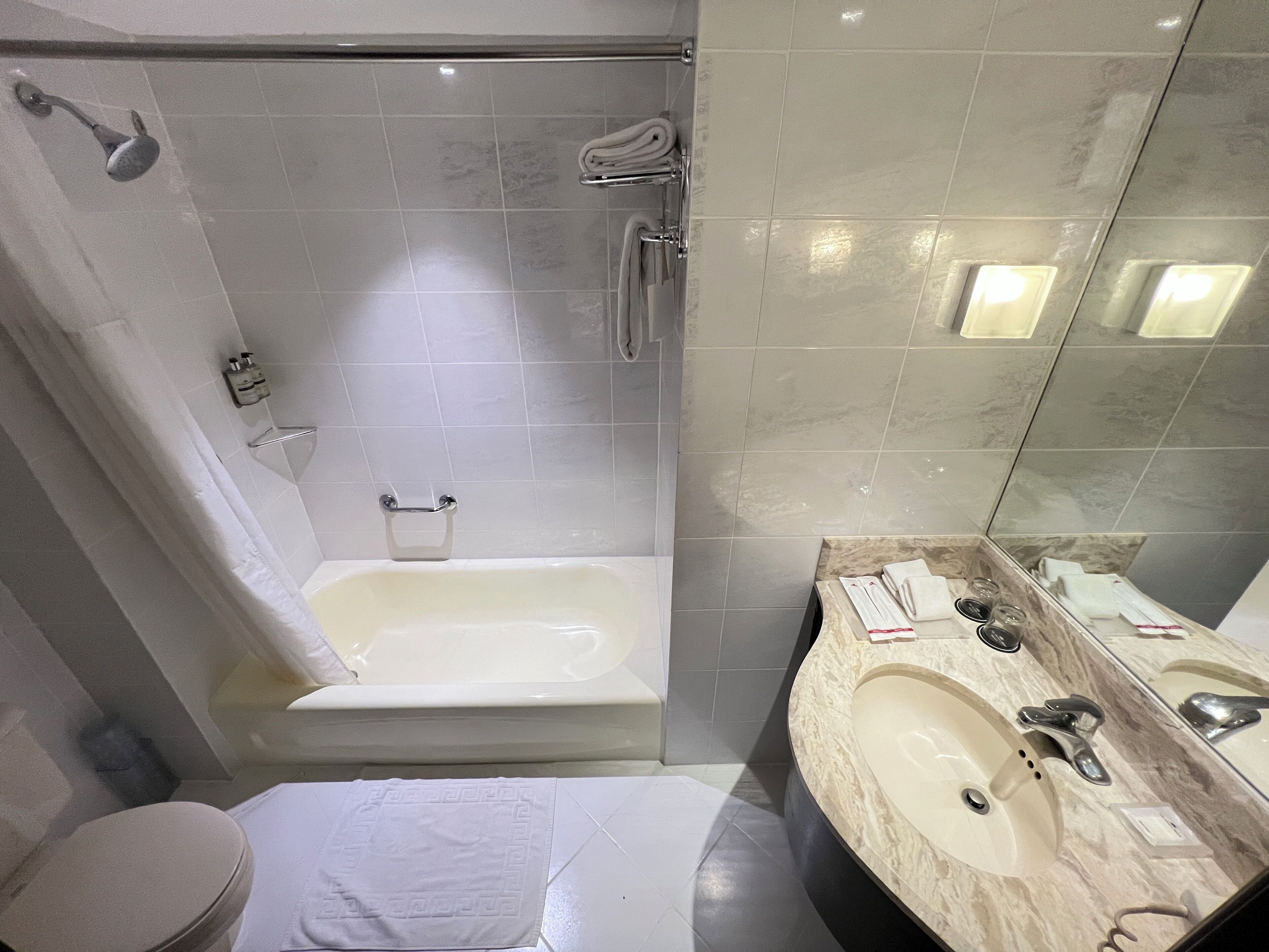 Ein modernes Badezimmer mit einer Badewanne, einem Waschbecken und einer Toilette.