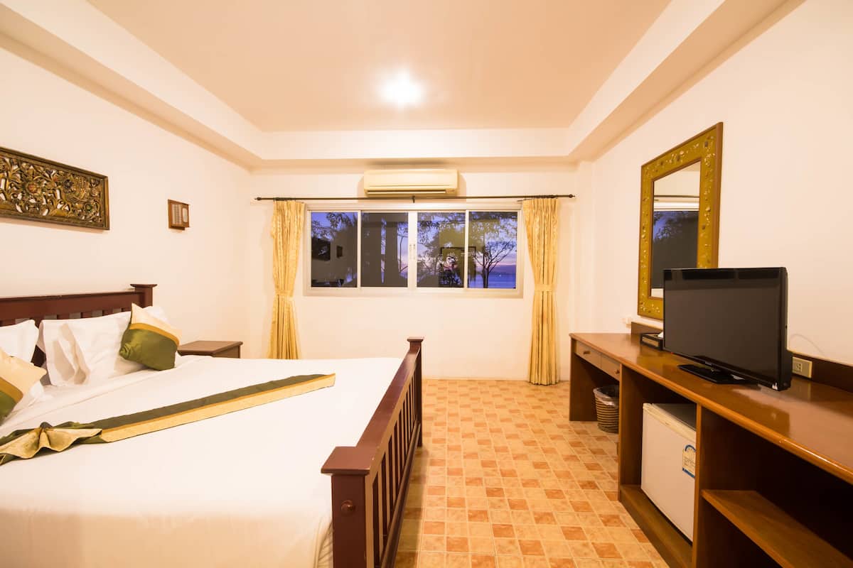 Standard Deluxe Double | In-room safe, iron/ironing board, free cribs/infant beds, rollaway beds