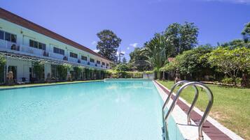 2 AuĂenpools, Sonnenschirme, LiegestĂŒhle