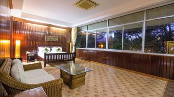 Sea View Suite | Zimmersafe, BĂŒgeleisen/BĂŒgelbrett, kostenlose Babybetten, Zustellbetten