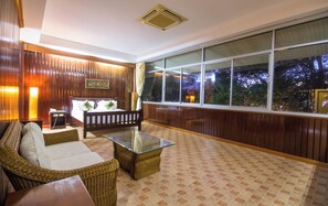 خزنة داخل الغرفة ومكواة/لوح كي وأسرّة أطفال/رضّع (مجانًا)