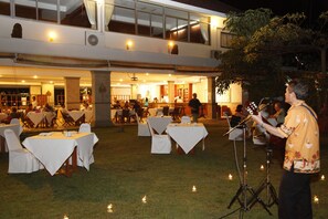 حيث تُقدم وجبات الإفطار، الغداء، العشاء، إطلالات على حمام السباحة