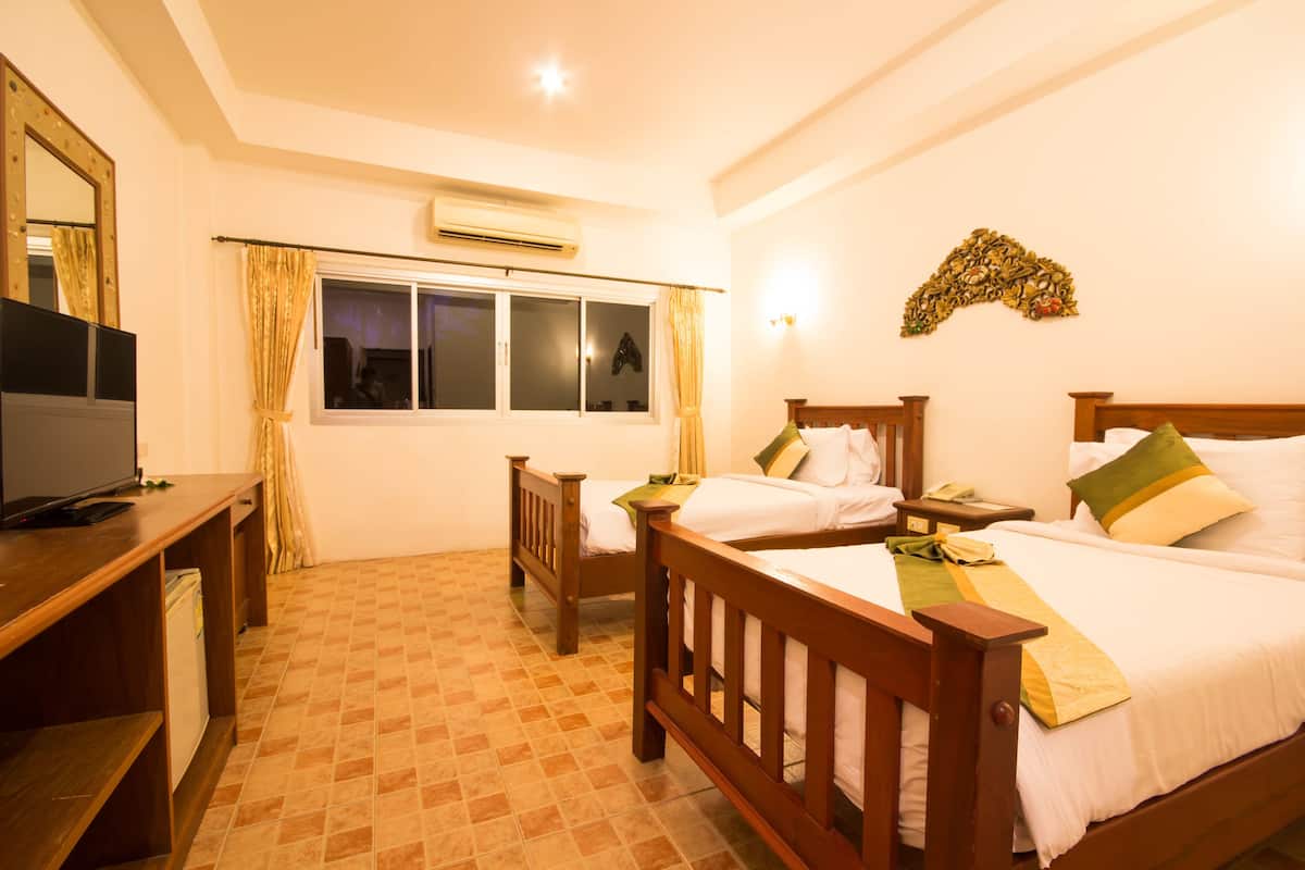 Standard Deluxe Two Singles | In-room safe, iron/ironing board, free cribs/infant beds, rollaway beds