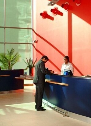 Lobby - Travelodge Milton Keynes at The Hub (Milton Keynes)