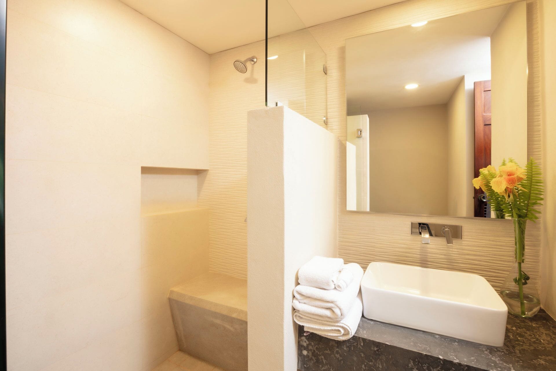 deluxe suite, 2 bedrooms | bathroom | shower, towels, soap, shampoo