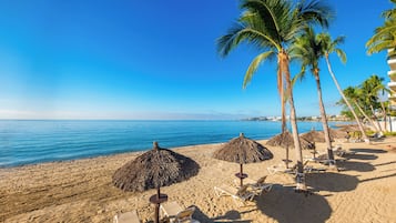 Trên bãi biển, dù trên bãi biển, khăn tắm biển